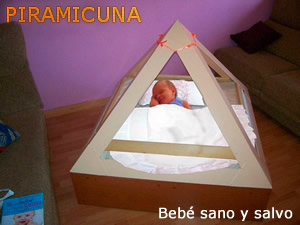 Cuna piramidal con bebé