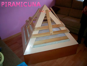 Cuna piramidal con protecciones anticaída