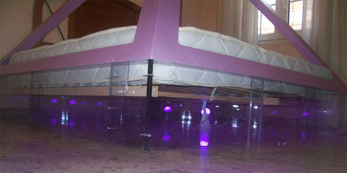 Mecanismo de cromoterapia instalado debajo de la cama