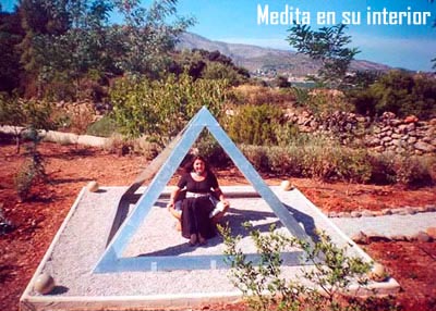 Pirámide para meditar en jardín
